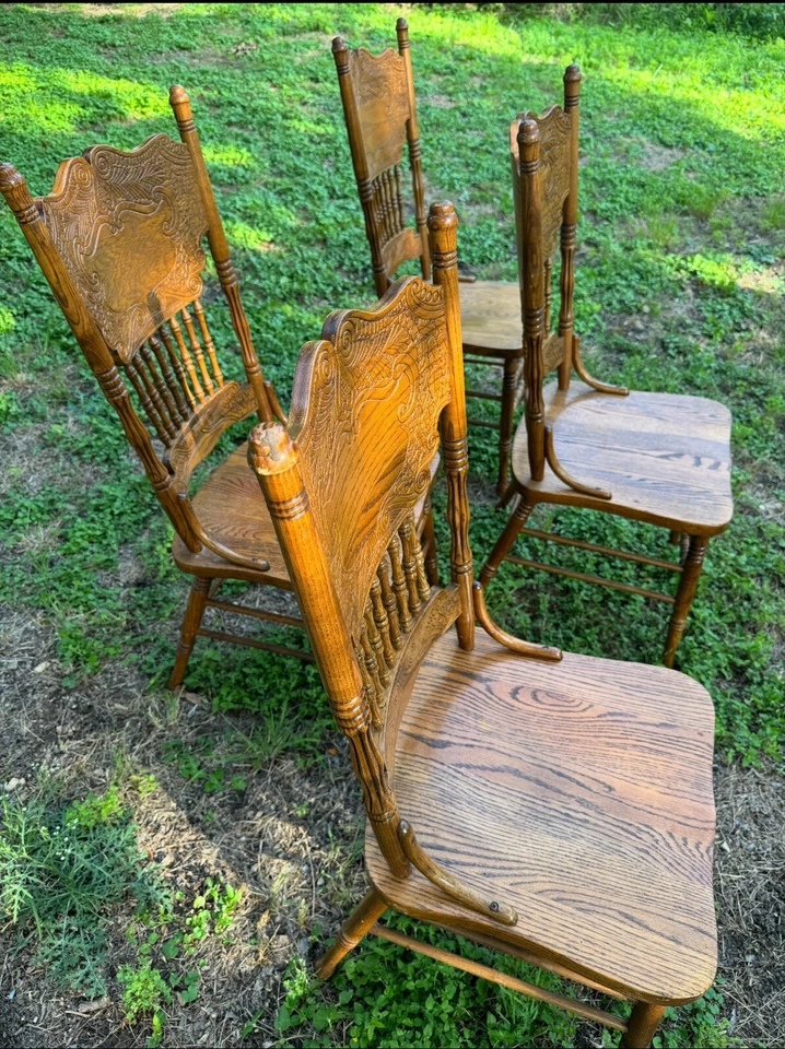 Juego de 4 sillas de husillo trasero prensado vintage de roble Amish Country Foto 2 de 3