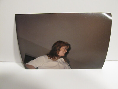 1980S VINTAGE FOUND PHOTOGRAPH COLOR ART ORIGINAL PHOTO PRETTY WOMAN ODD ANGLE