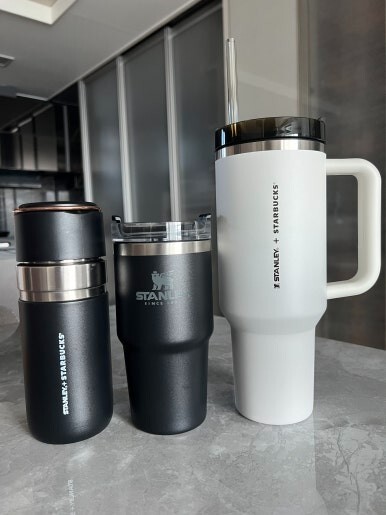 STARBUCKS Korea 2024 White Stanley Quencher Handle Tumbler 40oz