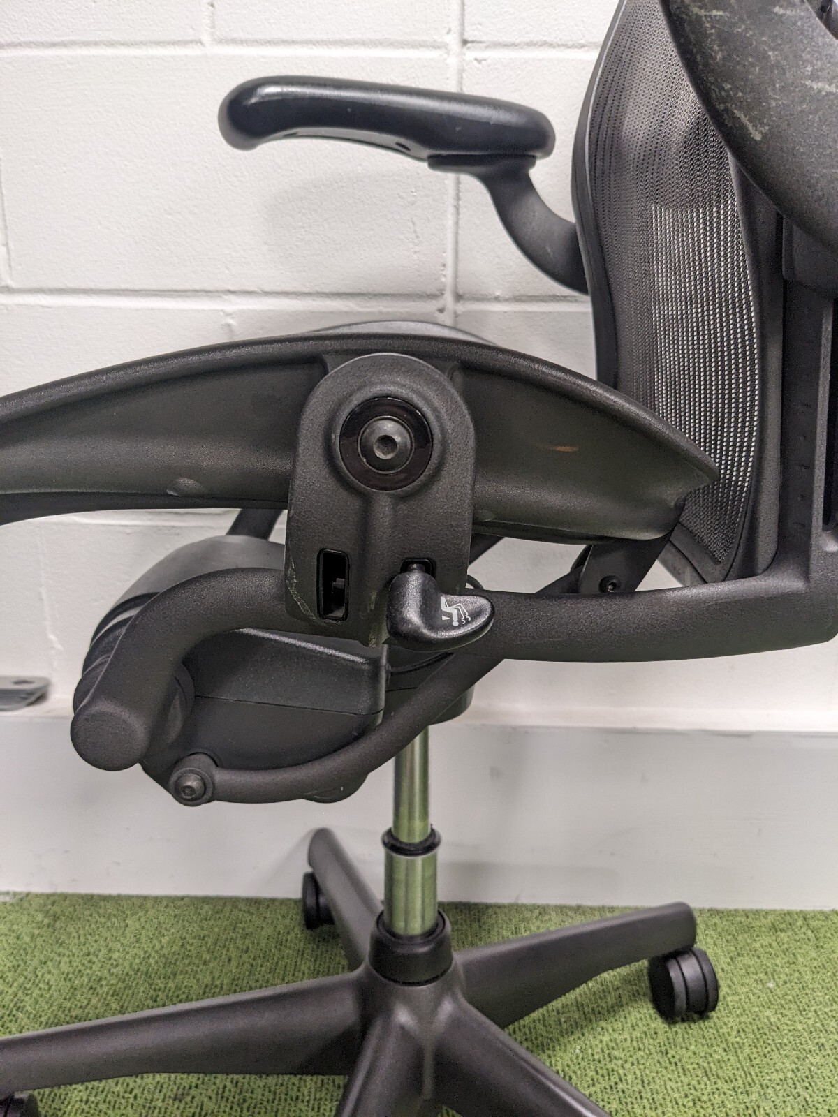 Herman Miller Aeron Classic + Lumbar Support Mesh Graphite Fully