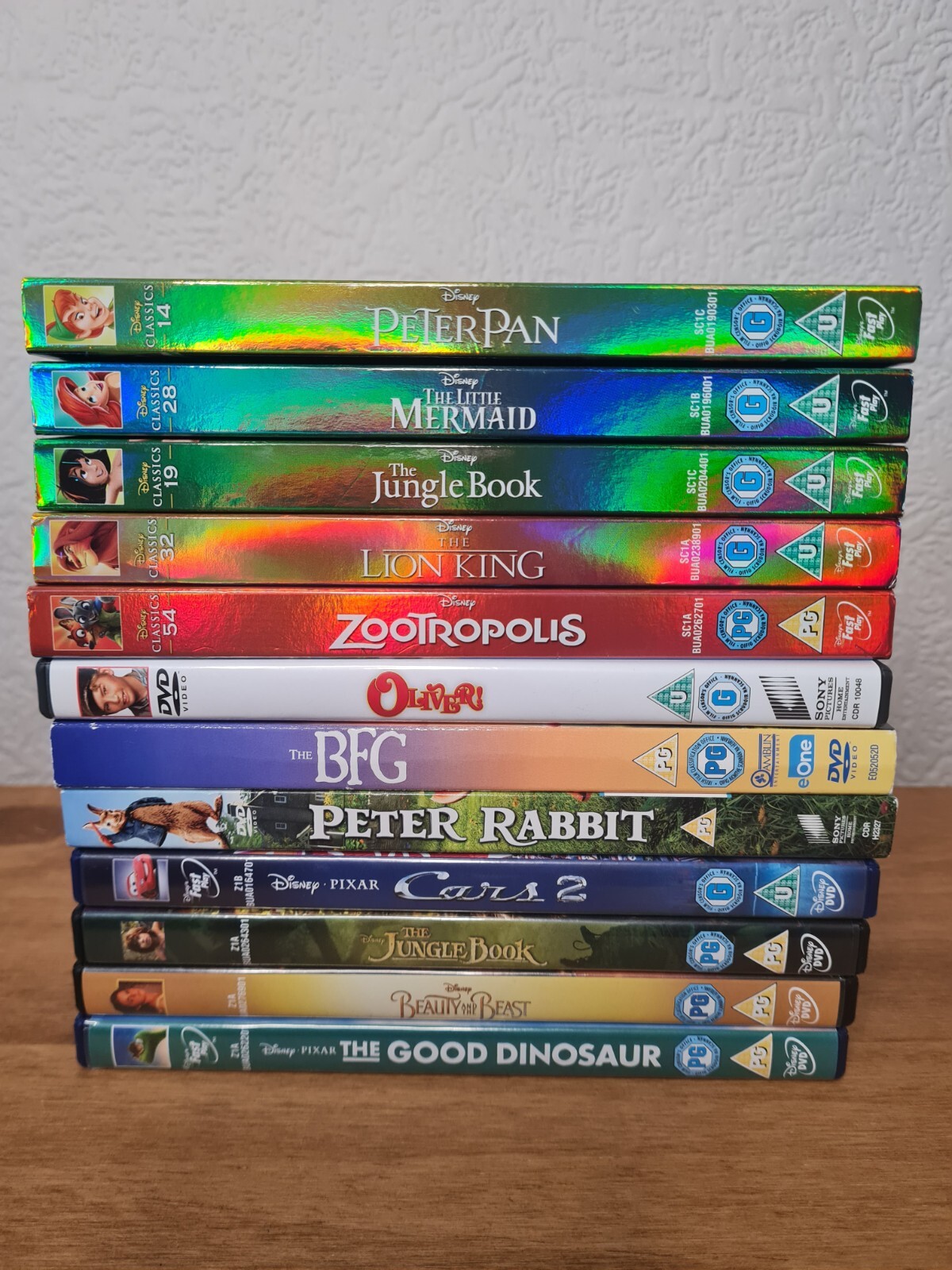 Venturer Portable DVD Player PVS133 And 12 DVDs Bundle (Disney, Oliver