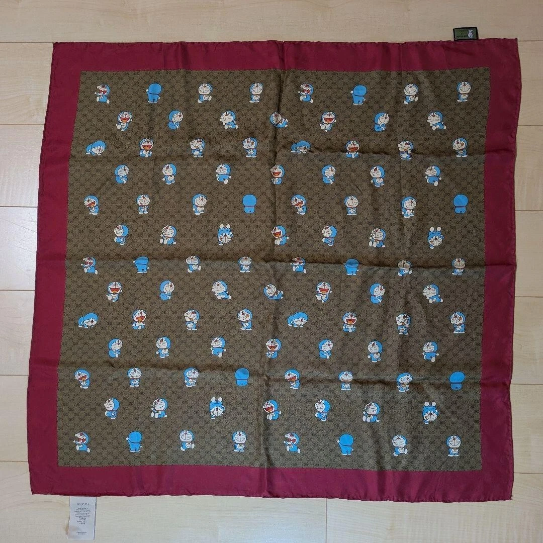 Foulard en soie monogramme beige rouge cerise 33 pouces GUCCI DORAEMON comme neuf