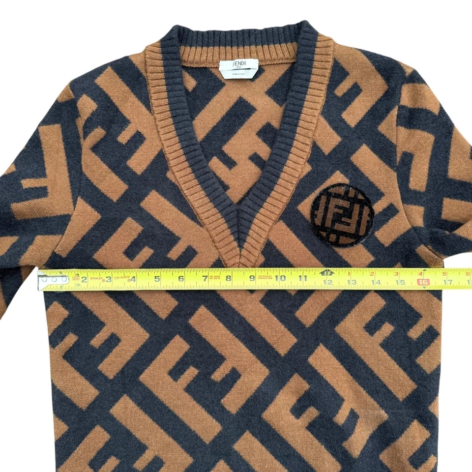 Suéter Fendi FF Monograma Cuello en V Marrón Negro Mezcla de Lana Hecho en Italia Mediano Foto 4 de 4