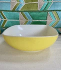 VTG Pyrex Yellow Square Hostess Bowl 1 1/2 quart 515-B