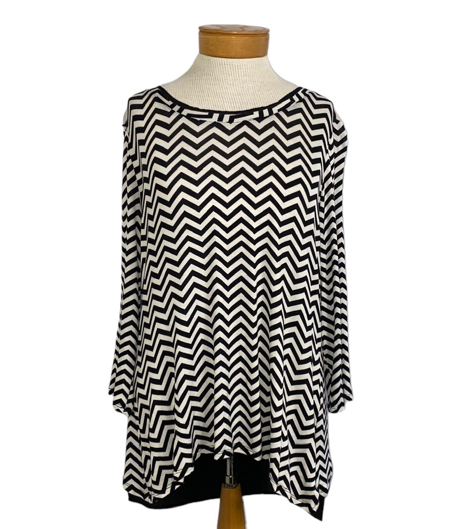 B.L.U.E Black White Chevron Pattern Split Back Lo… - image 1