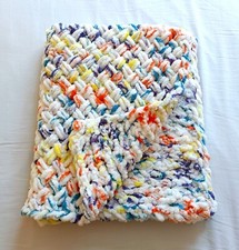 COUVERTURE MULTICOLORE POUR BEBE / JEUNE ENFANT. 86 x 72 CM. FAIT MAIN. OEKO TEX