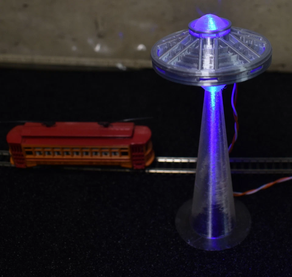 Escala N Z ÁREA 51 SpaceShip UFO disco voador ficção científica LED feixe de abdução orbe azul - Imagem 2 de 4