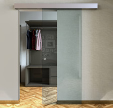 Porta scorrevole esterno muro e scomparsa vetro satinato trasparente e con righe