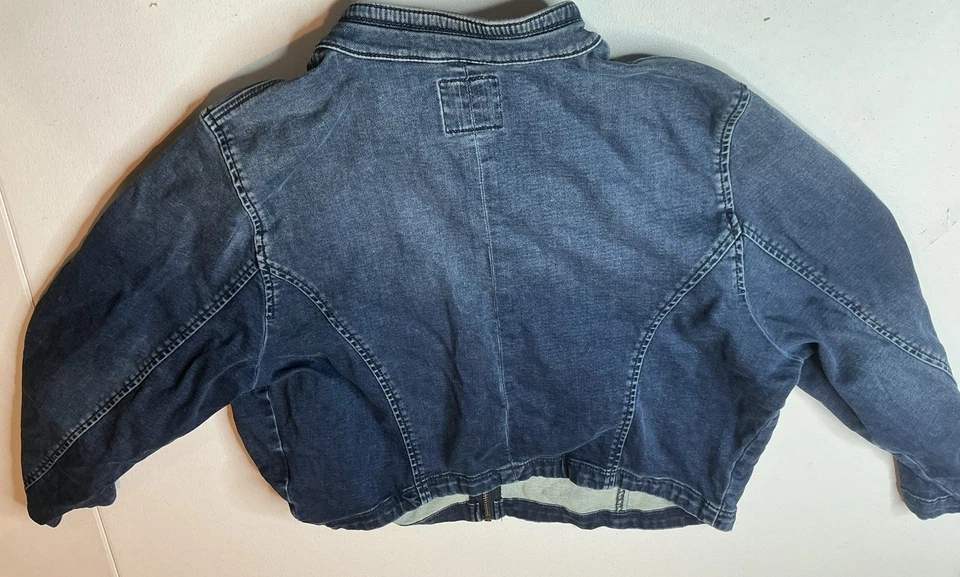 Chaqueta vaquera Torrid azul de mezclilla recortada con botones delanteros talla grande 2 para mujer Foto 4 de 4