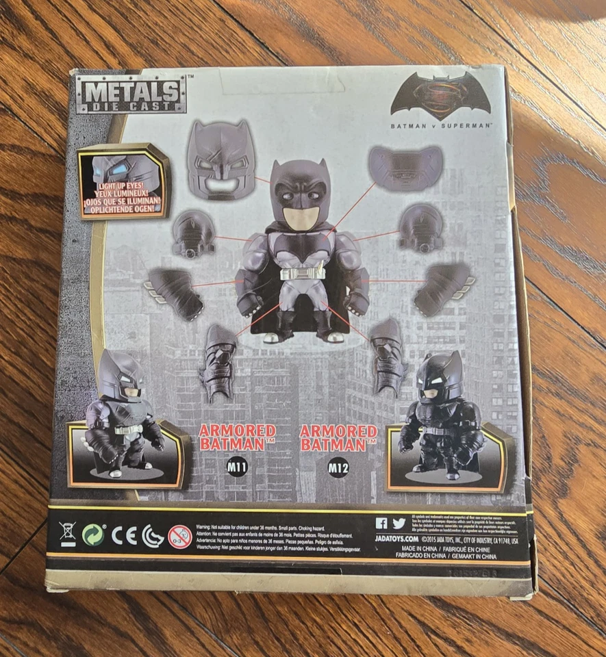 Jada Metals ~ 2015 ~ 装甲蝙蝠侠 ~ 点亮眼睛 ~ 6 英寸蝙蝠侠 V 超人新品 — 第 2/4 张图片