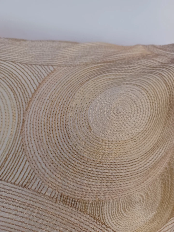 Almohada bordada dorada/marrón para el hogar todo seda hecha a mano GOING IN CIRCLES Foto 4 de 4