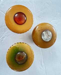 THREE BEAUTIFUL VINTAGE BUTTERSCOTCH BAKELITE SHIFT KNOBS