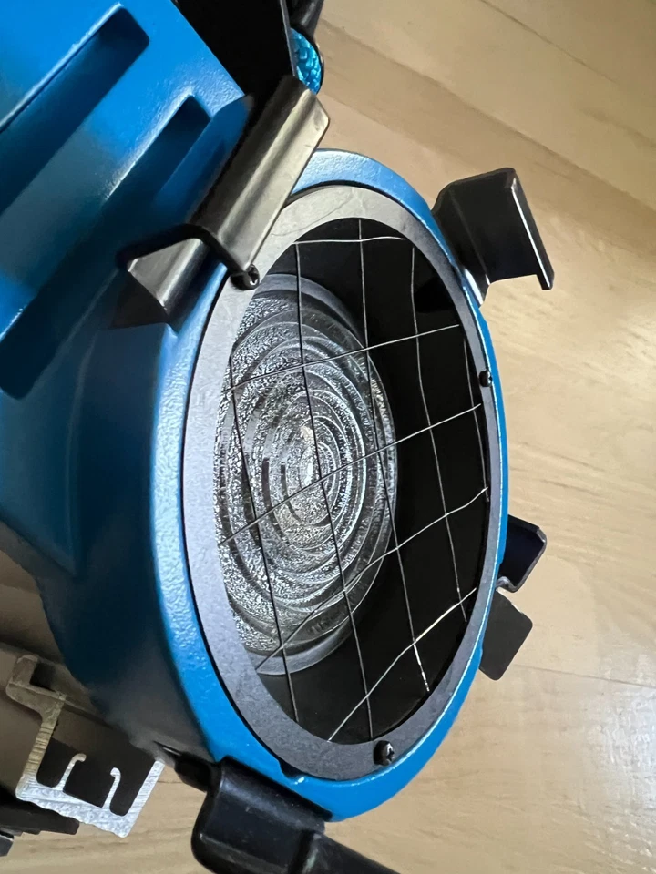 ARRI 300W Plus Tungsten Fresnel - (Excellent) - Image 4 of 4