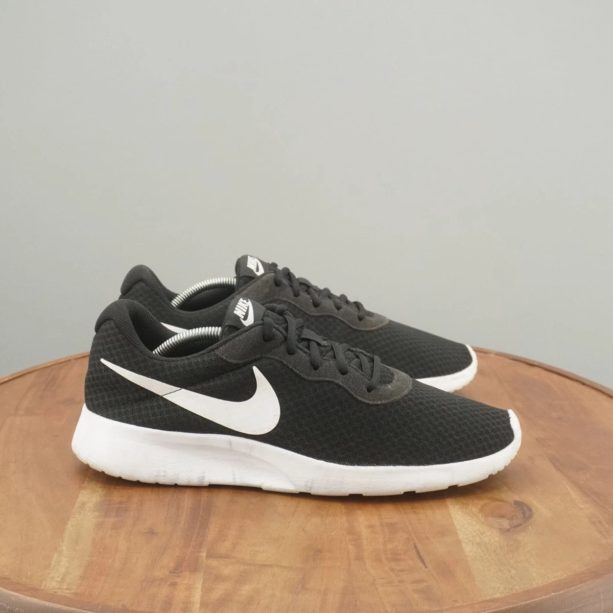 black nike tanjun shoes