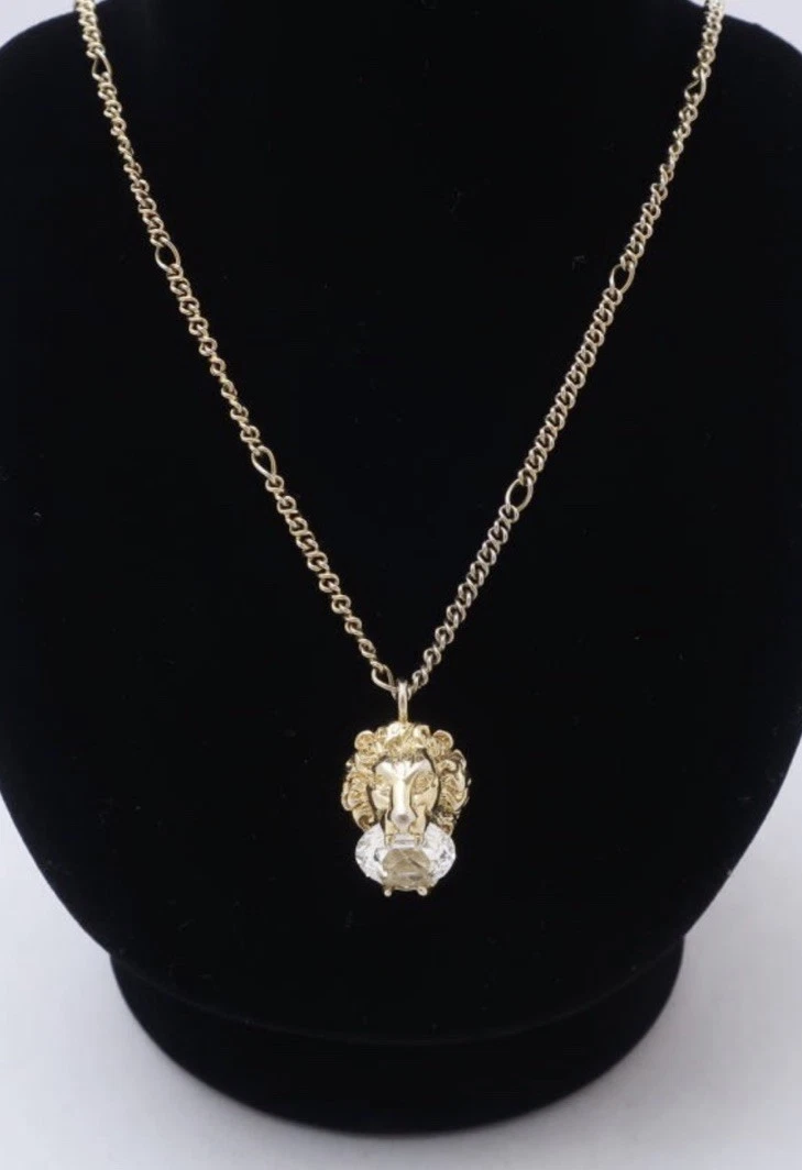 Collier pendentif Gucci cristal tête de lion breloque avec pierre transparente unisexe neuf dans sa boîte