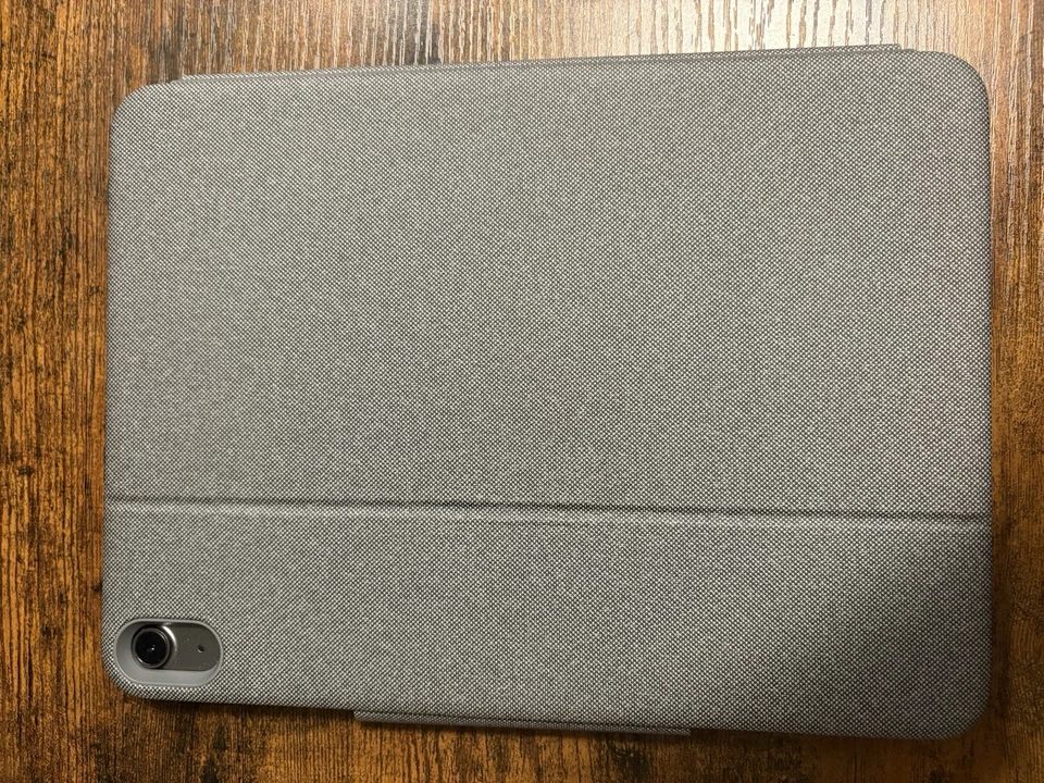 Apple iPad Air 5ta generación 64 GB solo Wi-Fi gris espacial con estuche con teclado Logitech Foto 3 de 4