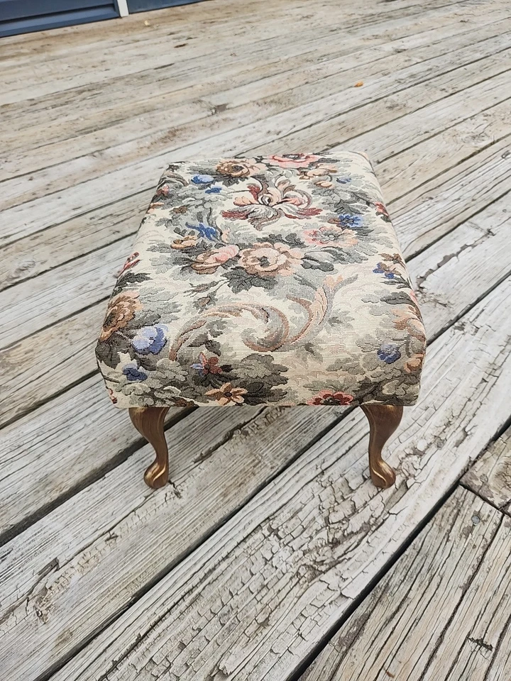 Taburete estilo reina Ana vintage de finales del siglo XX tapizado floral y latón Foto 4 de 4