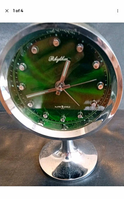 Rhythmus grün runder analoger Wecker nicht numerisches Zifferblatt silber Metallständer