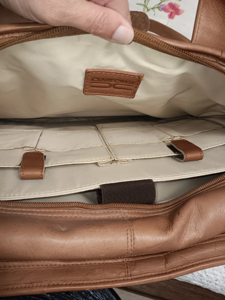 Maletín de cuero para computadora portátil Claire Chase marrón Foto 3 de 4