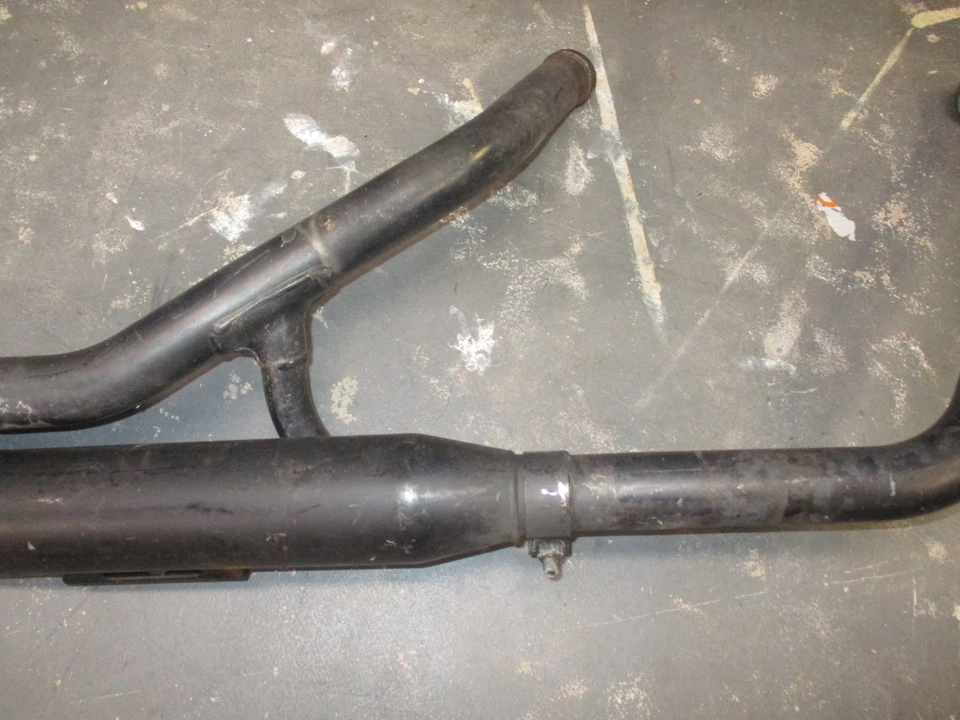 Sistema de tubo de escape negro Harley Davidson FXS Blackline Softail Stock 65953-01 Foto 4 de 4