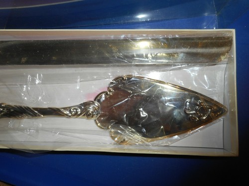 EVERLASTING ELEGANCE 2 PIECE WEDDING CAKE SERVING SET/HEART DESIGN TOPS/USED-BOX - Picture 6 of 12
