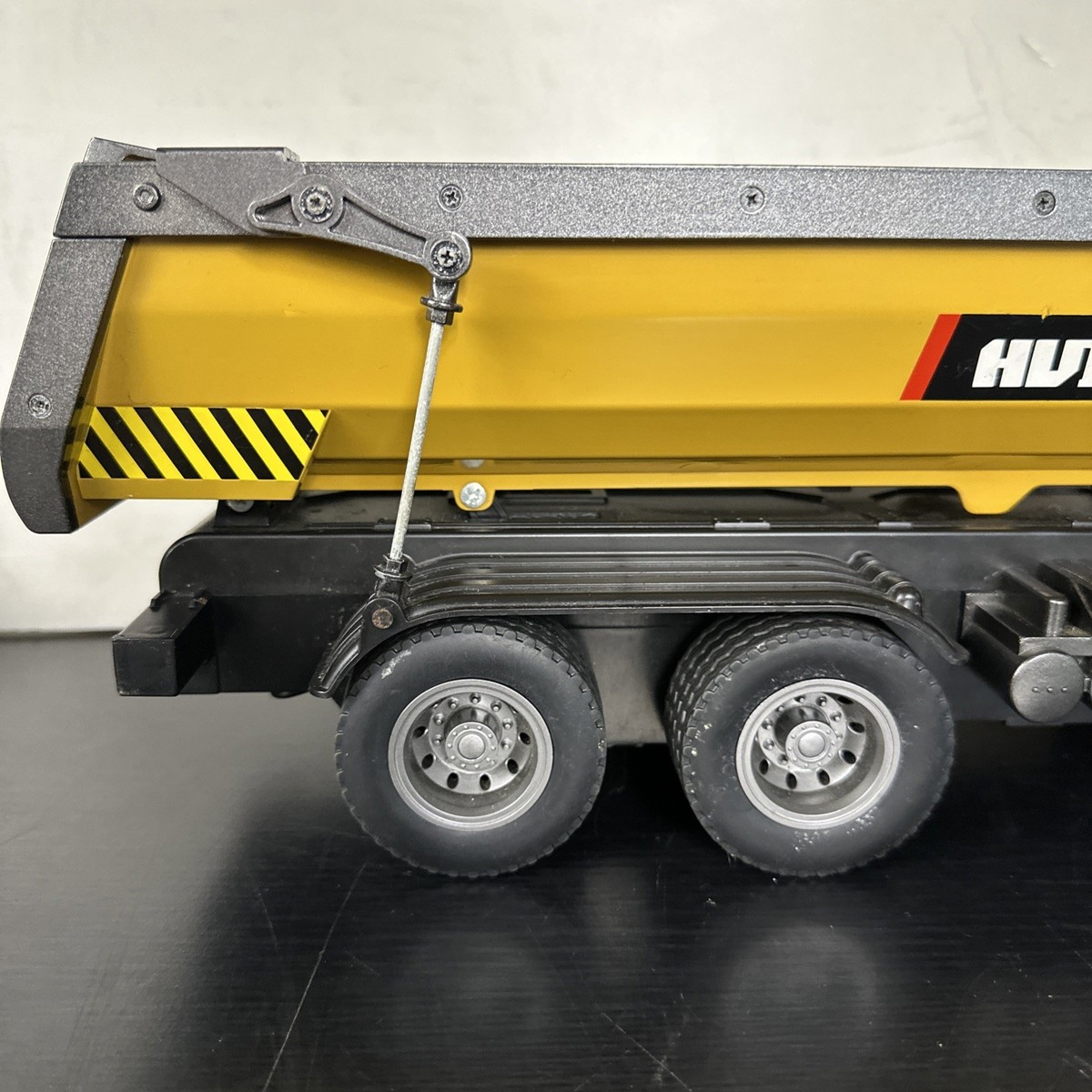 Huina RC Dump Tipper Truck 2.4G 10CH Sound Die Cast Cab