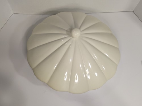 Portuguese stoneware by gretel Scalloped edge 11" Shell Pie Dish with Lid - Picture 2 of 9