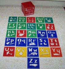 Plantillas y caja de alfabeto de plástico vintage