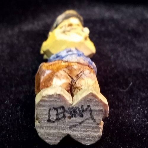VINTAGE WOODEN HAND CARVED Wood FOLK TRAMP ART 2.25" Smoking Man OOAK Lenny - Picture 8 of 10