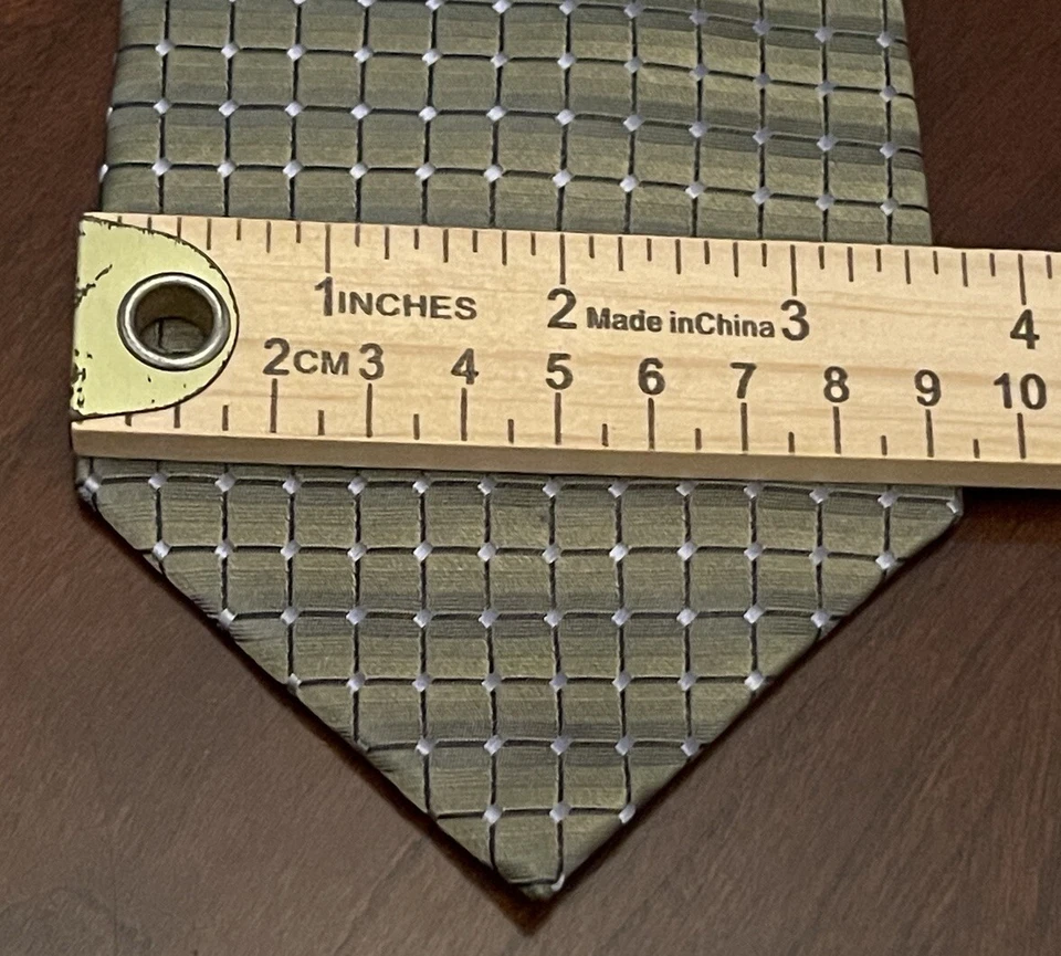 Van Heusen Green Hand Made 100% Silk Men’s Neck Tie Made In China - Image 4 of 4