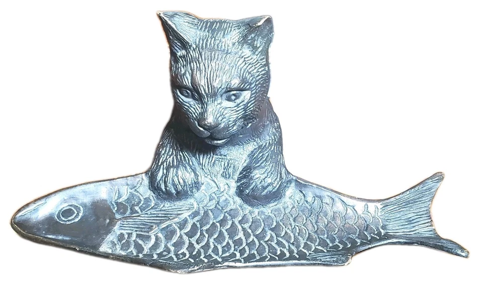 Bandeja de metal con acabado de bronce para gato sosteniendo un pez soporte para bolígrafo de escritorio de 8" x 3" de alto Foto 2 de 4