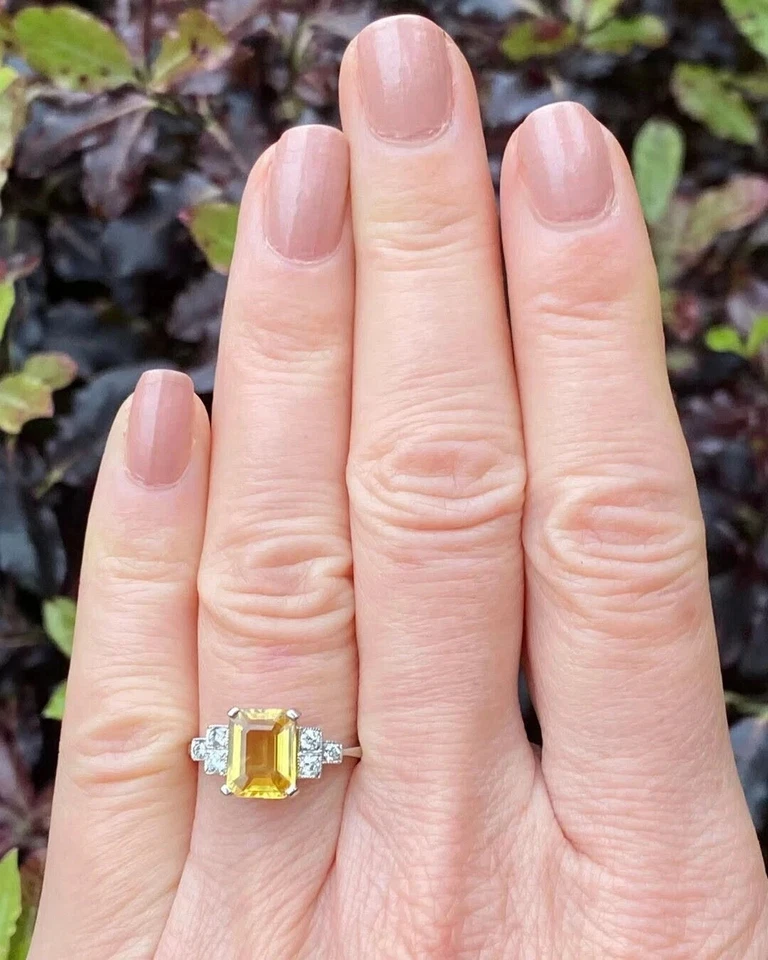 Alianza de oro blanco de 14 quilates con diamantes citrinos amarillos naturales talla esmeralda de 3,80 quilates Foto 4 de 4