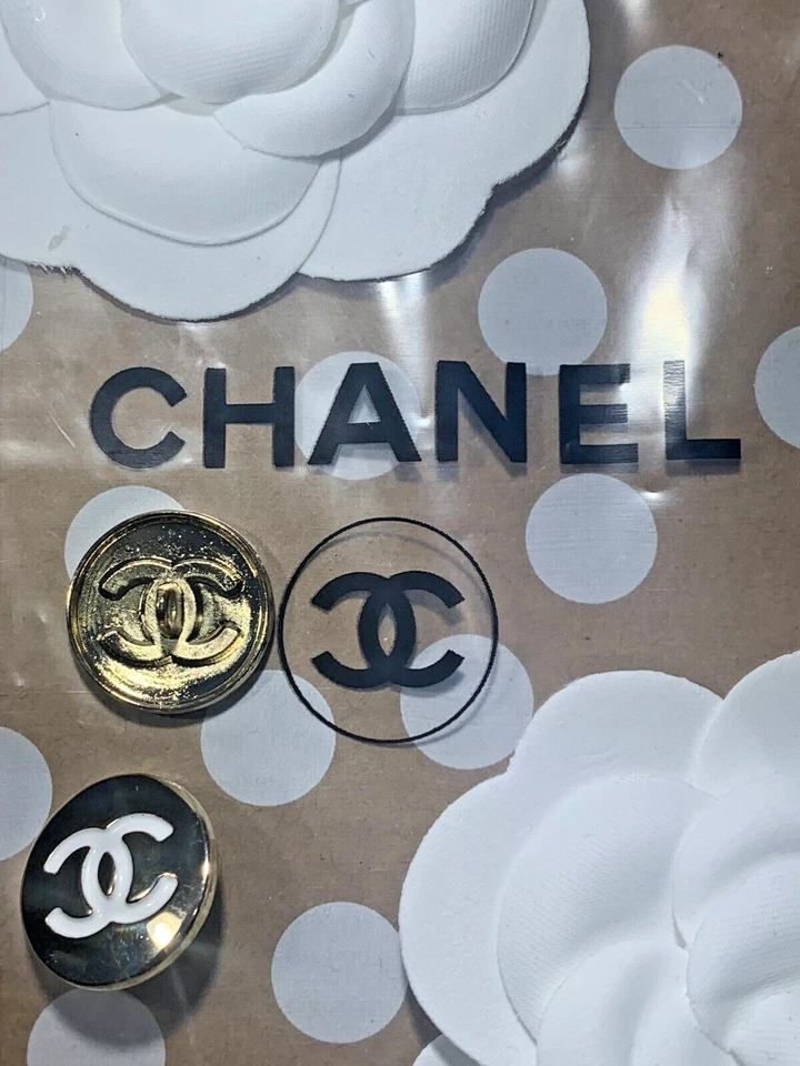 CHANEL Vintage Knöpfe 2er Set Charm CC Logo mit Video - Bild 2 von 4