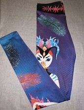 Fioletowe legginsy fantasy illustra 