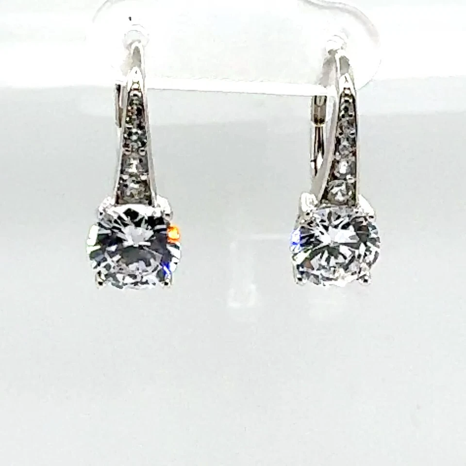 Pendientes Crislu de plata recubierta de platino de ley con circonitas cúbicas con cierre de palanca Foto 3 de 4