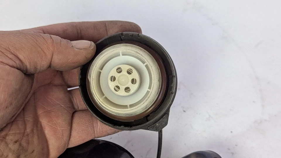 Honda Accord 2013-2017 tanque de combustible puerta de llenado aleta de gasolina tapa OEM 4D sedán T2A Foto 3 de 4