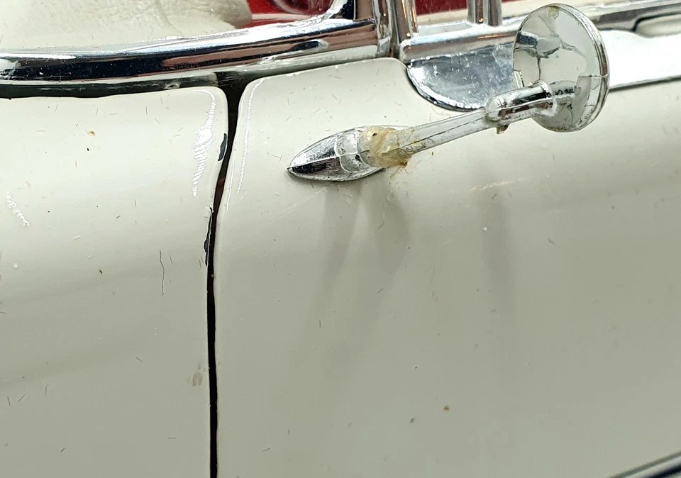 Maisto 1/12 Scale 33202 - 1959 Cadillac Eldorado Biarritz - White - Image 4 of 4