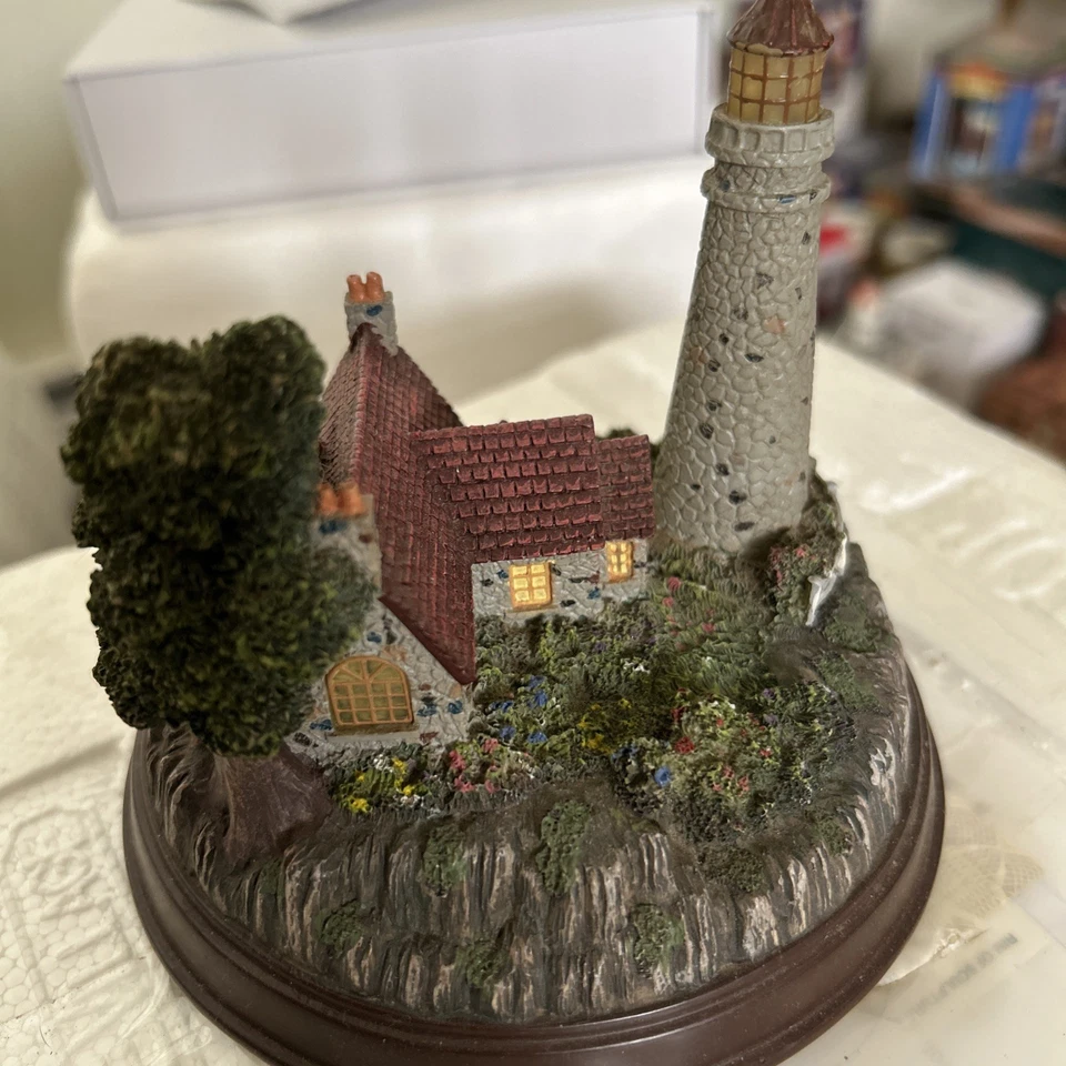 Dos estatuillas de faro Thomas Kinkade a batería Foto 4 de 4