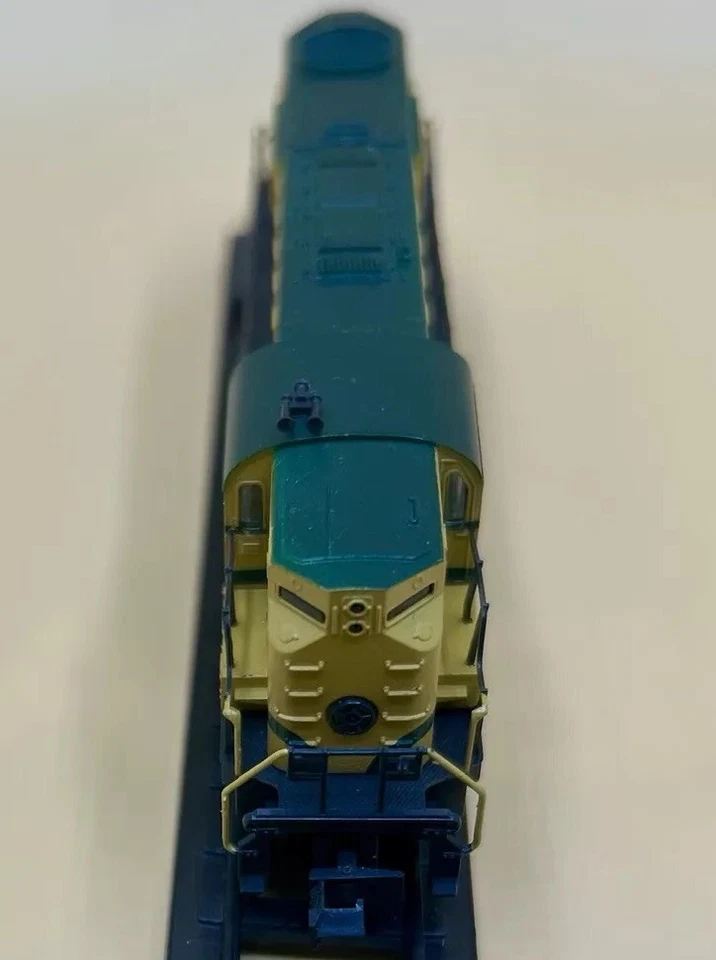 NIB Vintage N Atlas /KATO Alco RS-11 Maine Central #802 Harvest Gold Scheme - Image 3 of 4