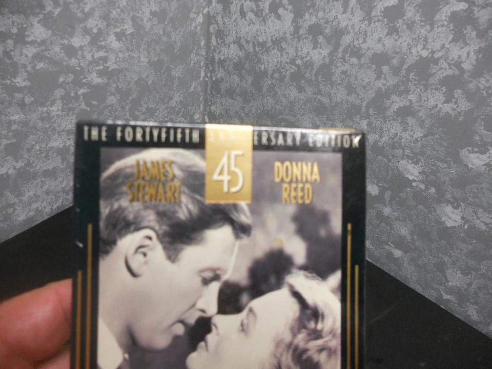 IT'S A WONDERFUL LIFE VHS 45th Anniversary James Stewart Donna Reed New & Sealed - Image 4 of 4