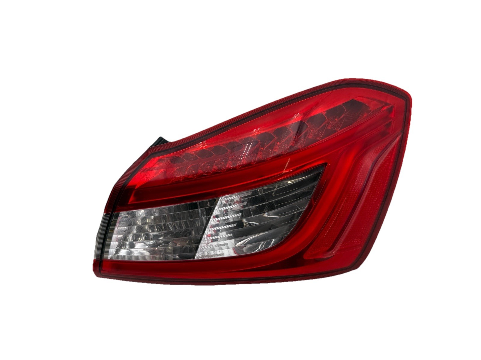 2014-2019 MASERATI GHIBLI RIGHT PASSENGER REAR OUTER TAILLIGHT OEM 45k