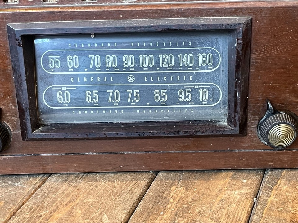 Vintage General Electric Model 221 AM/SW Wood Table - Tube Radio ...