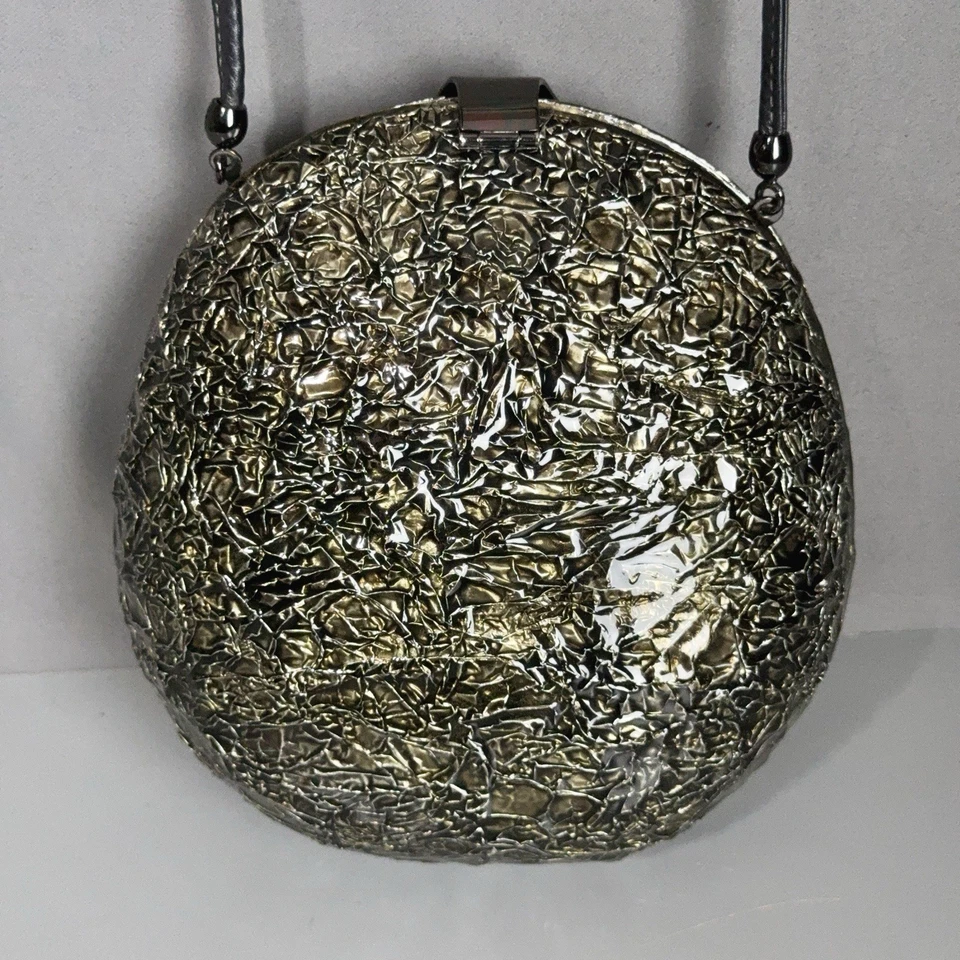 Bolso de noche Rodo metálico aplastado con cubierta dura cierre de fibra de carbono Italia Foto 4 de 4