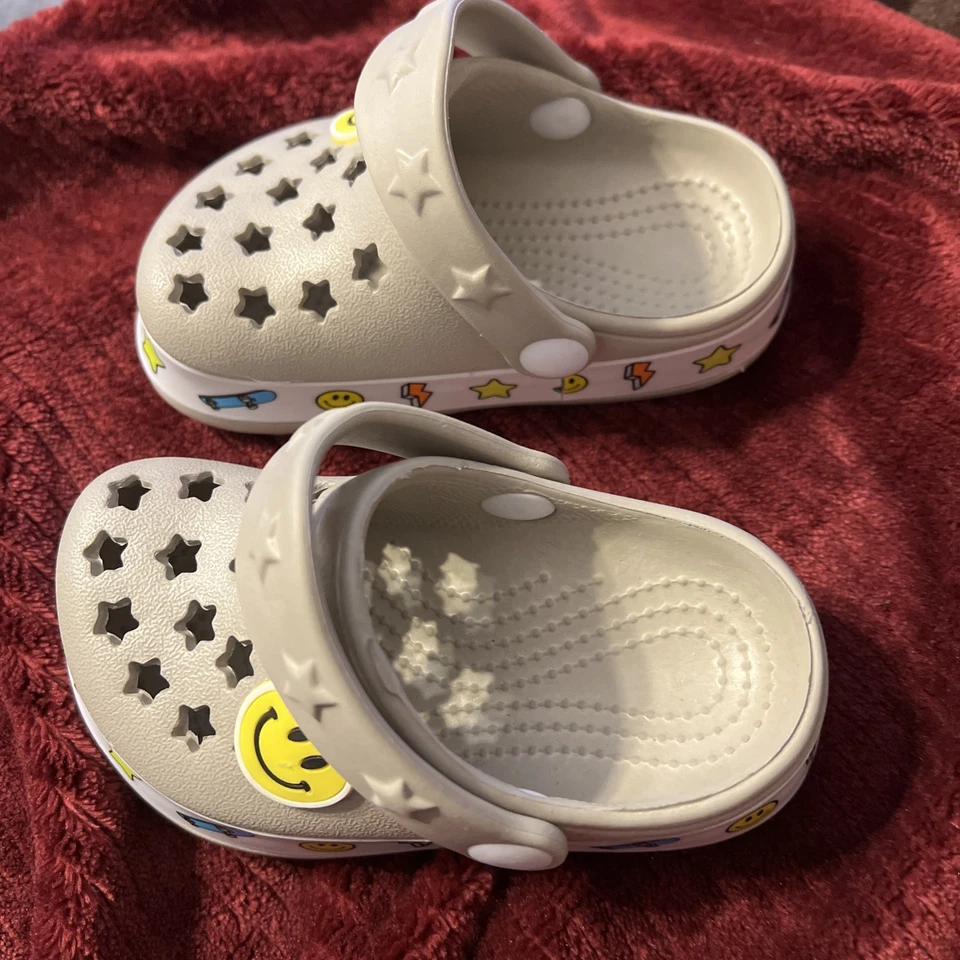 Zuecos talla 4 niño nuevo gris con cara sonriente Foto 2 de 4