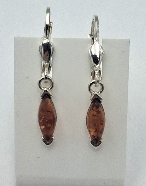 Orecchini pendenti color argento con libellule e perle color ambra
