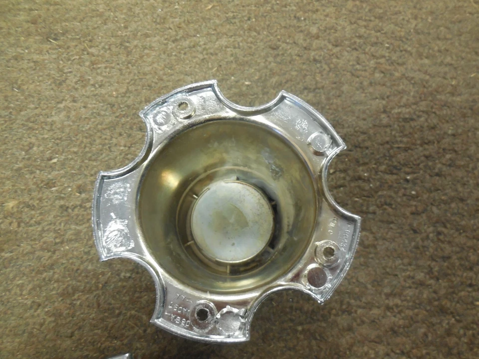 Tapacubos centrales para llantas Ford Mustang 1973 D3ZZ-1130-A como nuevo Foto 3 de 4