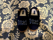 Life is Good Women's Fleece A-Line Good Vibes Daisy Indoor Slippers 8 P/O