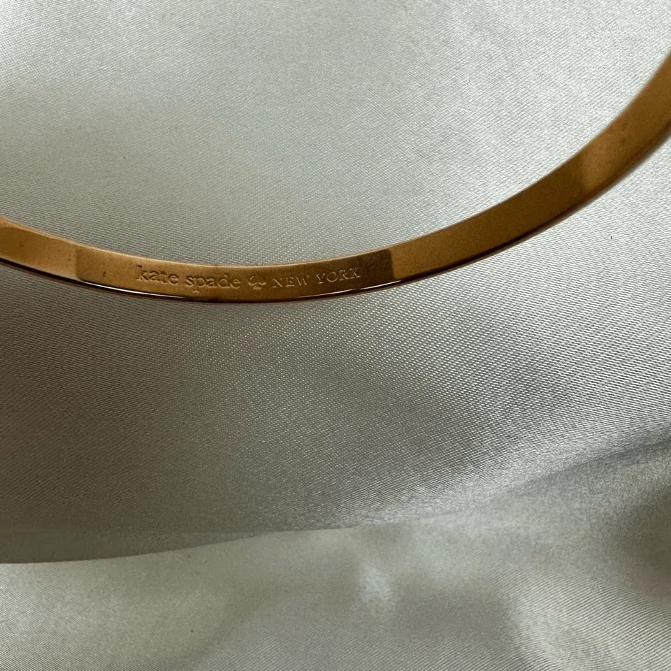 Brazalete Kate Spade bronce delgado apilable. Stop and Smell the Roses” grabado insi Foto 3 de 4