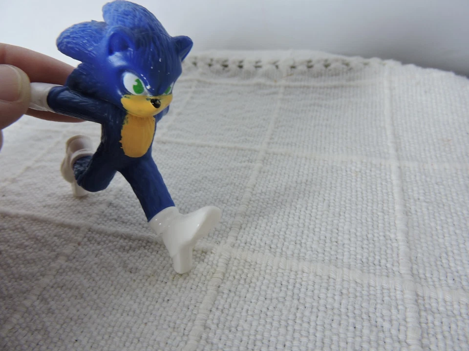 Figura Sonic en azul y beige tiene poco tas en los pies hacer un buen adorno de pastel Foto 2 de 4