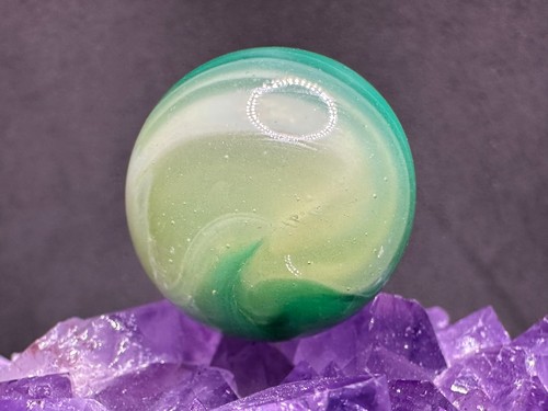 HUGE Vintage Akro Agate LIMEADE Corkscrew Marble UV GLOWING - Green - 1" MINT- - Picture 3 of 11
